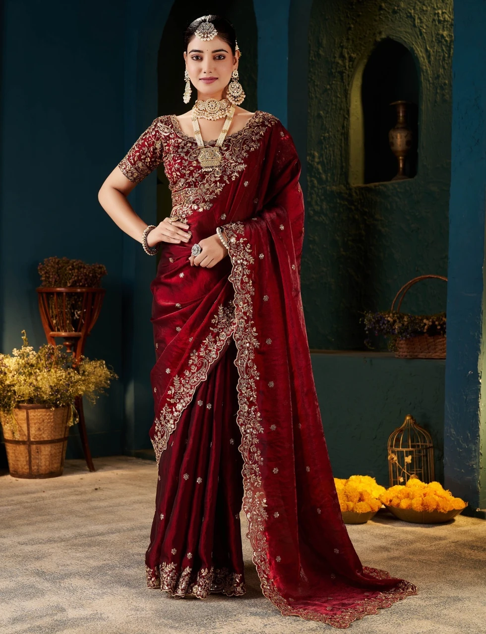 Is festival aur wedding season mein apna ethnic look upgrade karein NAIVIRYA ki is traditional maroon saree ke saath. Iska silk blend fabric aapko poore din comfortable rakhta hai aur is par kiya gaya beautiful embroidery aur embellishment work iski khoobsurati ko kayi guna badha deta hai.
