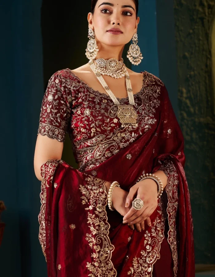 Is festival aur wedding season mein apna ethnic look upgrade karein NAIVIRYA ki is traditional maroon saree ke saath. Iska silk blend fabric aapko poore din comfortable rakhta hai aur is par kiya gaya beautiful embroidery aur embellishment work iski khoobsurati ko kayi guna badha deta hai.